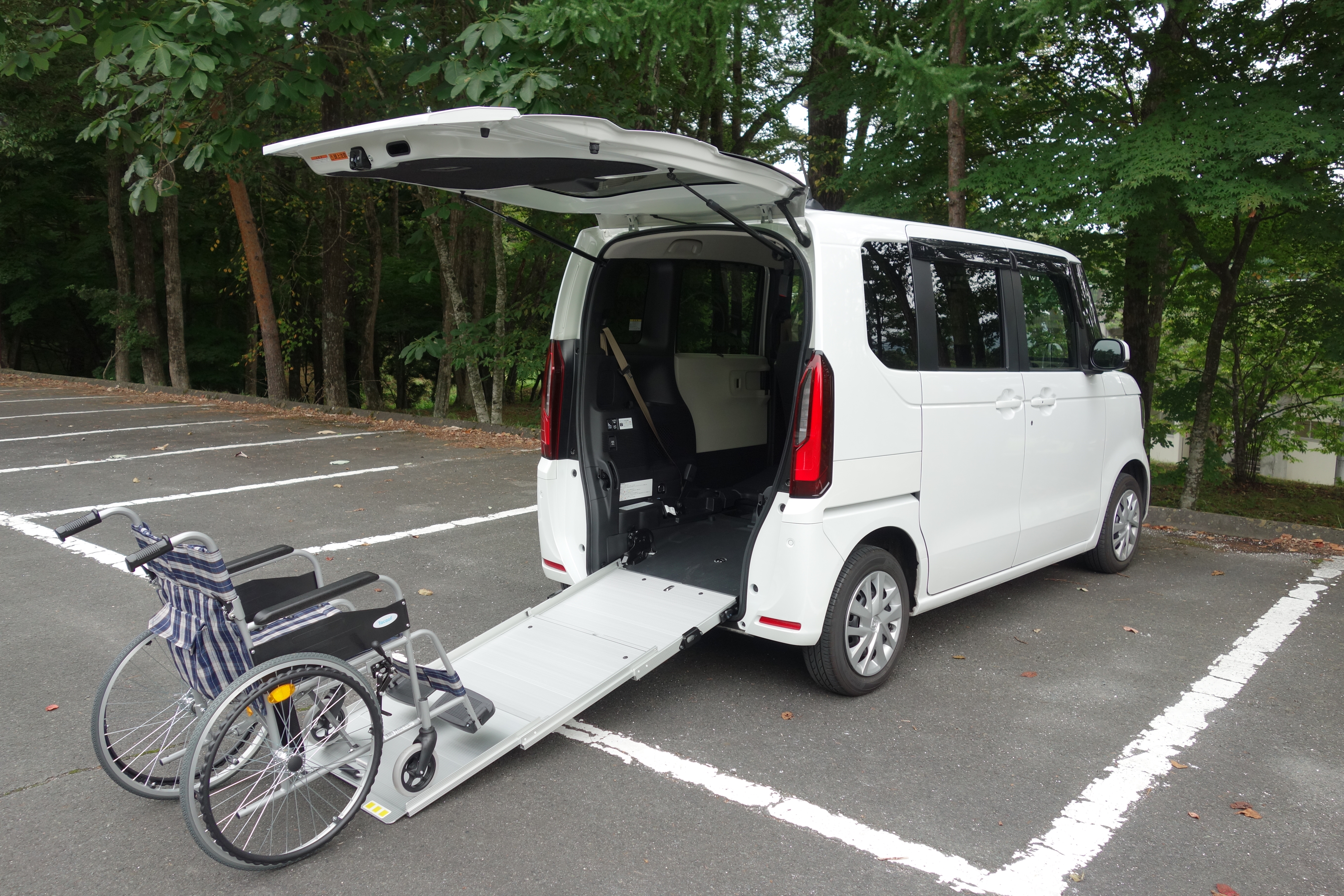 車椅子に乗ったまま乗り込める介護タクシー車両の写真